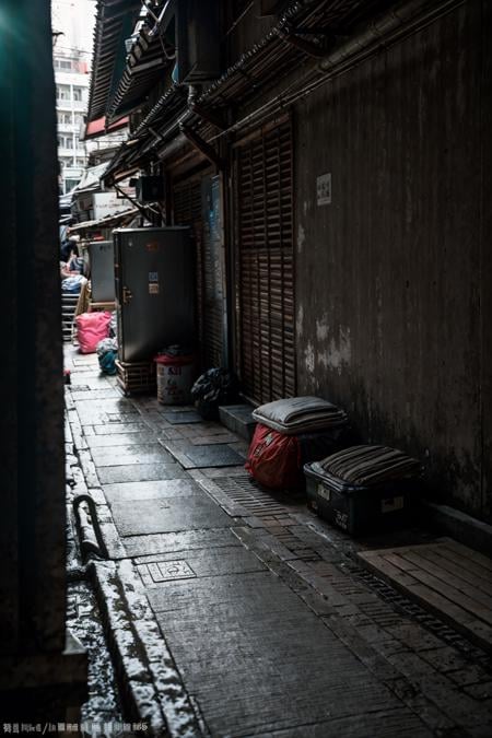 RAW photo,subject,8k uhd,dslr,soft lighting,high quality,film grain,Fujifilm XT3,outdoors,,ruanyi0046,<lora:0046 dirty alley_v2:1>