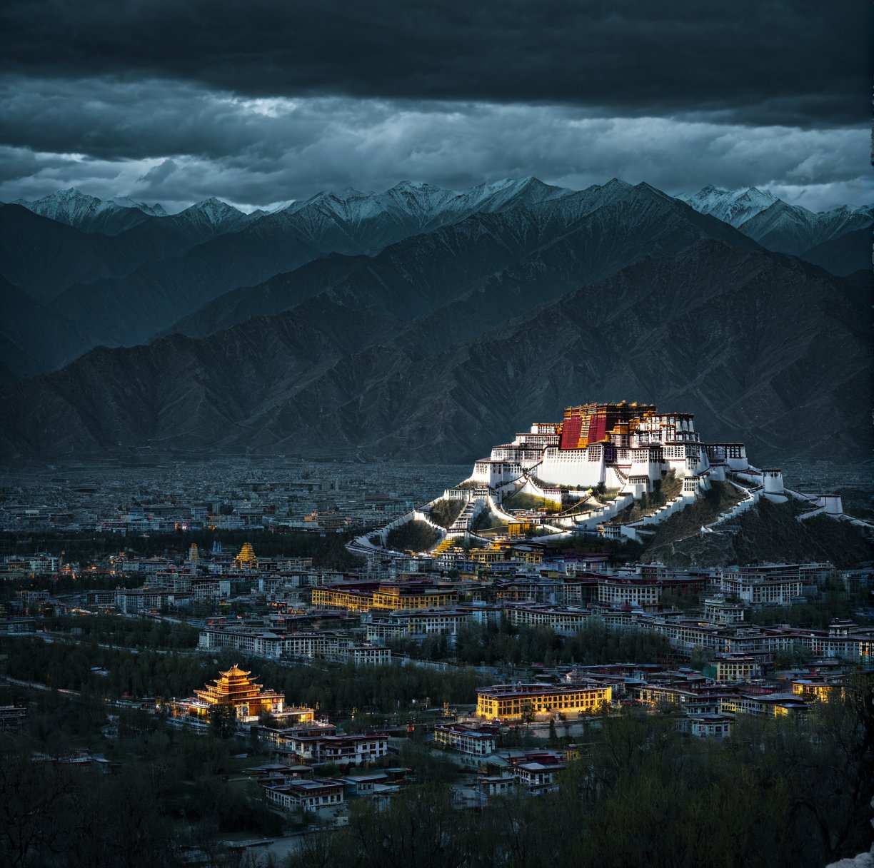 <lora:建筑-000002:0.6>,potala palace,moody lighting,available light,realistic,raw photo,in spring,panorama,night view,