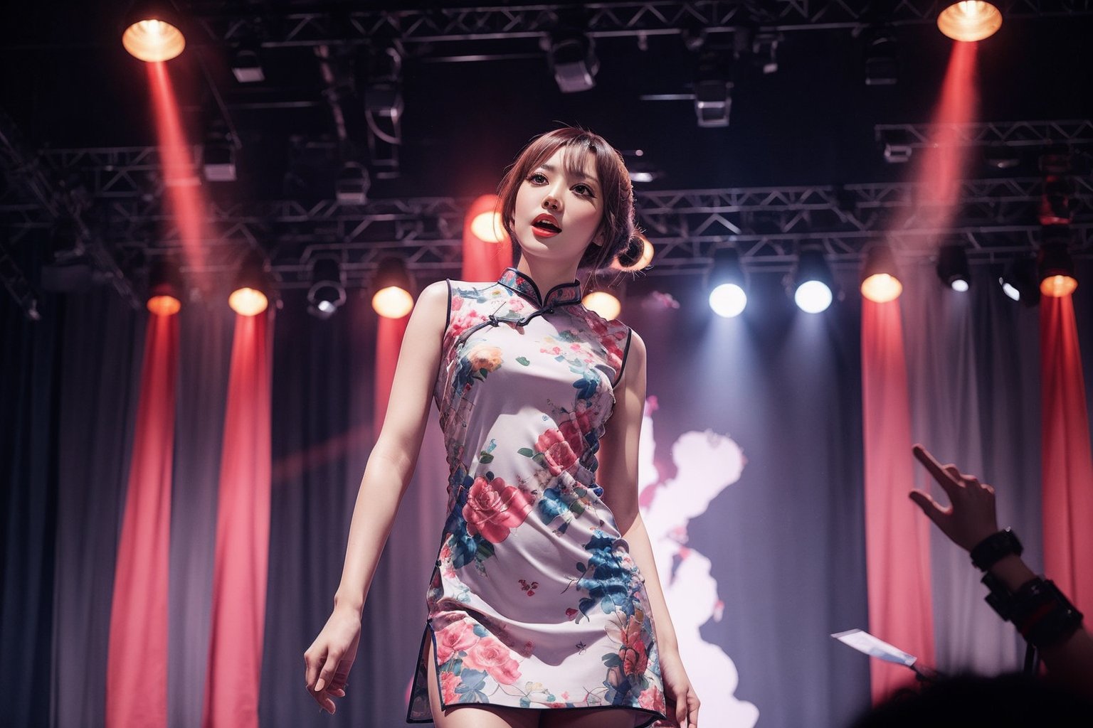 A gorgeously dressed woman wearing a cheongsam and a retro hairstyle stood on the stage and sang, recreating the nightclub scene in the 1930s.