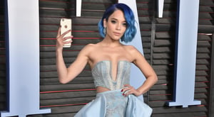 celebrity_woman , beauty kodak, red carpet, prety_woman, self_shot look camera blue hair