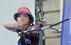 Masterpiece, high resolution animation, super high resolution rendering, (one woman), archery woman, a woman wearing a red and blue hat drawing a bow with one eye closed, beautiful face, pink lips, (closed left eye: 1.5), green archery bow