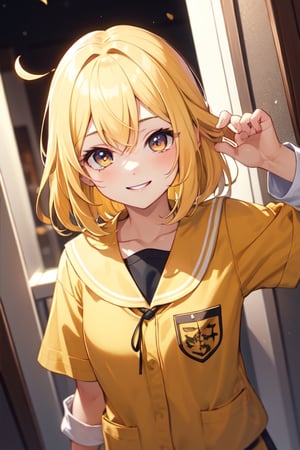 Chica anime rubia, de pelo rizado y largo, con ojos pardos, con una leve sonrisa y vestida con uniforme de Hufflepuff 