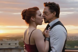 Tony Stark y una sensual Natsaha Romanoff (Scarlet Johansson) observando el amanecer desde el balcón de su mansión. Toma panorámica, photo r3al