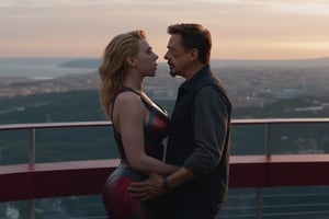 Tony Stark y una sensual Natsaha Romanoff (Scarlet Johansson) observando el amanecer desde el balcón de su mansión. Toma panorámica, photo r3al