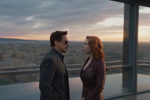 Tony Stark y Natsaha Romanoff (Scarlet Johansson) observando el atardecer desde el balcón de su mansión. Toma panorámica,photo r3al