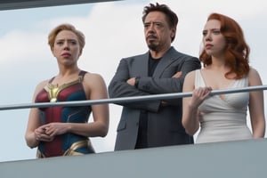 Tony Stark y Natsaha Romanoff (Scarlet Johansson) observando el horizonte desde el balcón de su mansión. Toma panorámica,photo r3al