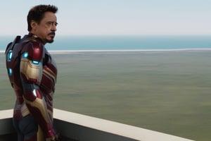 Tony Stark pensativo, observando el horizonte desde el balcón de su mansión. Toma panorámica