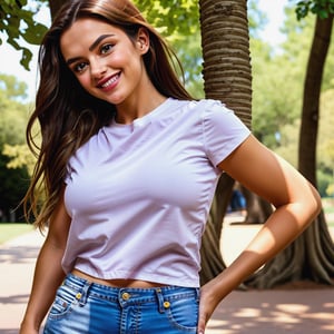 Chica rubia bella posando de cuerpo entero en un parque, con una camiseta blanca para ser usada como mockup, y un Pantalon corto a la cadera, Levis Jeans, sonriendo, alegre y jovial, parada de frente a la camara, fondo de la imagen desenfocado.,Realism