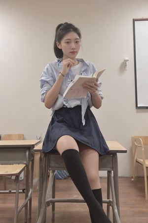 The sweet female high school idol, wearing a neat uniform and black knee-high socks, is sitting in the school classroom, reading a book and thinking seriously.