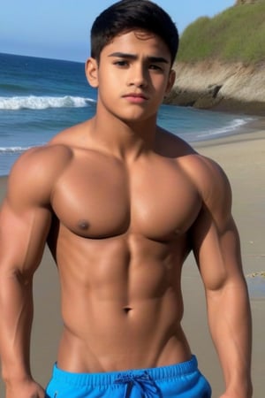 Varón rubio de 18 años hermoso,  de rasgos finos,  delgado, musculoso, de glúteos grandes y redondos, de espalda muy marcada, estando en la playa 