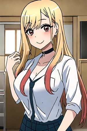 marin kitagawa anime, 1 chica, sola, cabello largo, ruborizada, ojos rojos claro, cabello rubio, sentada, cola de caballo, medias, negras, fondo salon de clases, ropa traje escolar