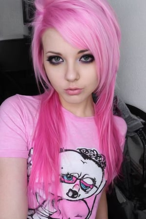 Chcia con gran belleza, mirada llamativa, pelo lacio, playera color rosa, emo, imagen frontal