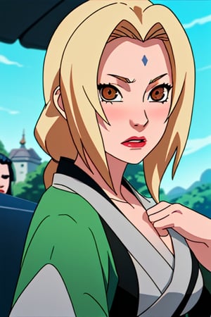 tsunade, kimono verde abierto, blusa blanca, pantalon azul, tachones negros, lápiz labial rojo, marca de rombo en la frente.