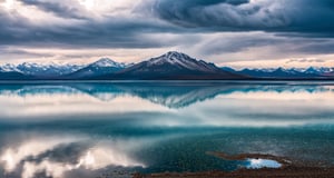 Masterpiece, highest quality, 8k high-quality photos, perfect details, perfect composition, ultra-high definition, the sky of Uyuni Salt Lake, mirror-like lake surface, water reflection, magnificent distant mountains, dark clouds, lightning, heavy rain,