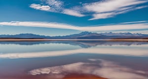 Masterpiece, highest quality, 8k high-quality photos, perfect details, perfect composition, ultra-high definition, the sky over the Salt Lake of Uyuni, the mirror-like surface of the lake, the reflection in the water, the majestic distant mountains,