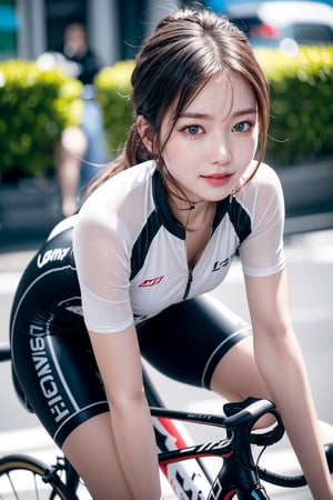 She wears a professional road jersey and an equally professional road bike, reflecting the style of a professional player. When riding on the road, her elegance is more obvious, like a beautiful picture. Her regular facial features, thick eyebrows and big eyes, always smiling, white and tender skin, and bright sunshine make people unable to help but marvel at her. She is a beautiful scenery under the panoramic photo. The full-body photo shows her so-called "goddess power". She can still maintain her unique style even during strenuous exercise. In real situations, she is not pretentious at all. Whether it is her sweat-soaked face or her tired and helpless expression, they are all shown to us through the most realistic shots. The real photos show her youth, vitality, tenacity and perseverance. She is so beautiful no matter from which angle. Under the high-definition photos, every detail of her is vividly depicted, making people feel her unique temperament and style even more, as if she is right in front of our eyes