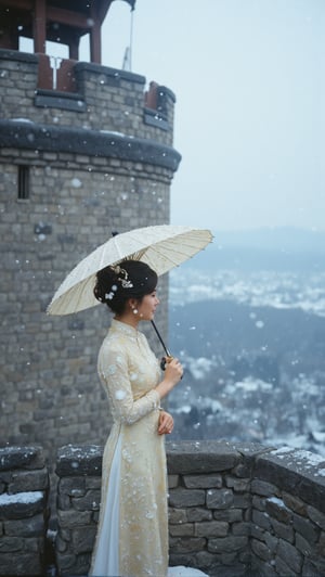 Realistic depiction of a stunning Chinese beauty standing atop the iconic Beacon Tower of the Great Wall, enveloped in a traditional cheongsam dress, its sleeves elegantly dropped to reveal toned arms. She holds an oil paper umbrella against the gentle snowfall, as flakes gently dance around her. The tower's rugged stone and watchtower's wooden slats provide a striking contrast to the serene winter wonderland below, where snow-covered grounds stretch out like a vast canvas.