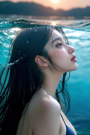 top-quality、8K、32K、​masterpiece,)Beautiful woman、Natural look、Look away 、Under the sea、Hair is wet、submerged below the face、The bikini、steam、Soft atmosphere、moment、No makeup、Taken from the side、the sea is shining、evening,Shooting from a distance、casual expression