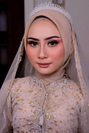 Photo of a 23-year-old girl, benefits of Samsung S3 Ultra photo features, focus on body wearing white hijab wedding,hijab wedding,j3s1