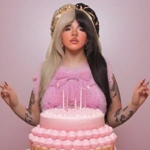 a girl who wears a pink swimsuit with several bows, she is in a world of cakes, therefore there are big cakes, cupcakes and sweets in the background, the girl has fluffy blonde and black hair in addition to having two small horns of the color of her hair on her head, black split dye, 4k, 18k, hairstyle, perfect face, After School, Melanie, Adele, Long hair, masterpiece high quality 18K, Hyperrealism, Realistic vision, rosy cheeks, realistic woman, a girl, Woman, best quality, woman, high quality, good lighting, A woman, with split hair, After School, girl, beauty, a girl who wears a pink swimsuit with several bows, she is in a world of cakes, therefore there are big cakes, cupcakes and sweets in the background, the girl has fluffy blonde and black hair in addition to having two small horns the color of her hair on her head, black split dye, the bakery, cake, cakes, strawberry shortcake, sweets, cupcakes, cupcake, sweets background, cake decoration, the bakery, the bakery, after school ep,Split dye hair,Black and  hair,Mullet hair,Bangs,hair horns,Black and blonde hair,hair horns 