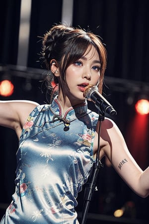 A woman wearing a cheongsam and a retro hairstyle stood on the stage and sang, recreating the nightclub scene in the 1930s.