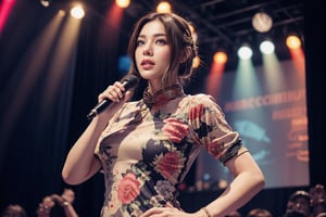 A woman wearing a cheongsam and a retro hairstyle stood on the stage and sang, recreating the nightclub scene in the 1930s.