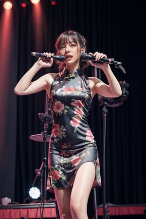 A woman wearing a cheongsam and a retro hairstyle stood on the stage and sang, recreating the nightclub scene in the 1930s.