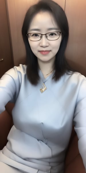 A professional therapist with long hair,Wearing women's glasses. She is a professional therapist with a cheerful personality, a bit of elegance, a charming smile, but a strong personality..Wearing women's glasses.