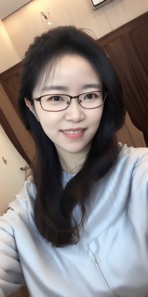 A professional therapist with long hair,Wearing women's glasses. She is a professional therapist with a cheerful personality, a bit of elegance, a charming smile, but a strong personality..Wearing women's glasses.