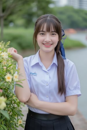 Portrait of a high school girl with shoulder-length hair, braided bangs tied with a blue bow, wearing a traditional Thai school uniform, a white short-sleeved shirt and a black skirt, standing by the water. She looks at the camera, has a charming, captivating smile, her arms are crossed and she seems to be enjoying the moment. The background is covered in flowers, suggesting that it may be a park or recreational area near the river.
