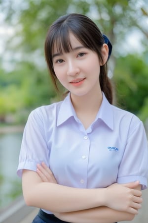 Portrait of a high school girl with shoulder-length hair, braided bangs tied with a blue bow, wearing a traditional Thai school uniform, a white short-sleeved shirt and a black skirt, standing by the water. She looks at the camera, has a charming, captivating smile, her arms are crossed and she seems to be enjoying the moment. The background is covered in flowers, suggesting that it may be a park or recreational area near the river.
