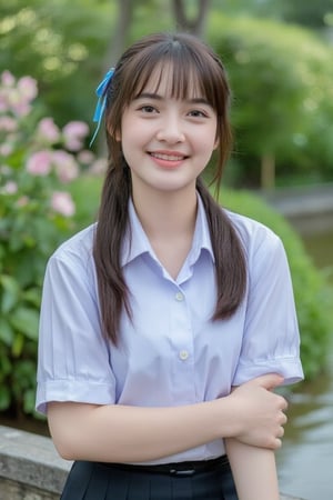 Portrait of a high school girl with shoulder-length hair, braided bangs tied with a blue bow, wearing a traditional Thai school uniform, a white short-sleeved shirt and a black skirt, standing by the water. She looks at the camera, has a charming, captivating smile, her arms are crossed and she seems to be enjoying the moment. The background is covered in flowers, suggesting that it may be a park or recreational area near the river.
