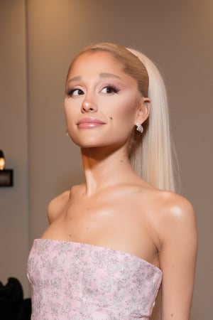 arianagrande 2024 style blonde with a down tail hairstyle ,Ariana Grande 