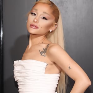 arianagrande 2024 style blonde with a down tail hairstyle ,Ariana Grande 