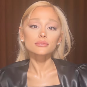 arianagrande 2024 style blonde with a down tail hairstyle ,Ariana Grande selfie 