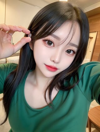 (1 cute Korean star) Shoulder-length hair, light makeup, green shirt, selfie, fron in the house, clear facial features of Canon EOS, realistic photo with 8K high resolution, crisp and vivid details.