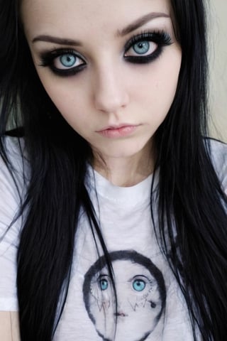 Chcia con gran belleza, mirada llamativa, ojos claros, pelo lacio, camisa color blanco, emo, imagen frontal