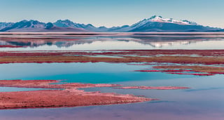 Masterpiece, highest quality, 8k high-quality photos, perfect details, perfect composition, ultra-high definition, the sky over the Salt Lake of Uyuni, the mirror-like surface of the lake, the reflection in the water, the majestic distant mountains,