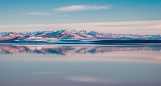 Masterpiece, highest quality, 8k high-quality photos, perfect details, perfect composition, ultra-high definition, the sky over the Salt Lake of Uyuni, the mirror-like surface of the lake, the reflection in the water, the majestic distant mountains,