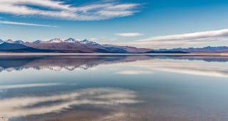 Masterpiece, highest quality, 8k high-quality photos, perfect details, perfect composition, ultra-high definition, the sky over the Salt Lake of Uyuni, the mirror-like surface of the lake, the reflection in the water, the majestic distant mountains,