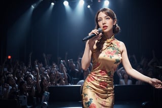 A gorgeously dressed woman wearing a cheongsam and a retro hairstyle stood on the stage and sang, recreating the nightclub scene in the 1930s.