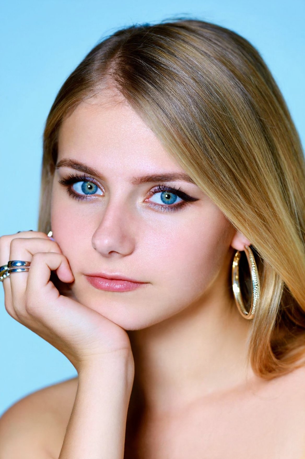 A professional high quality closeup photography of a gorgeous young woD4kP1 around 24 years old. She has blonde hair style...
