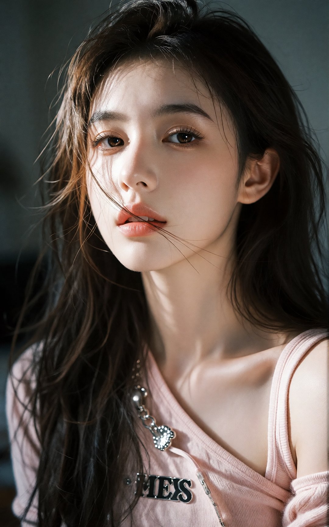 照片中是一位年轻的亚洲女性,  一位长发及腰模样可爱的女生,  构图随意却尽显生活中的绚丽日常 by 让AI更感性了 on Tensor.Art