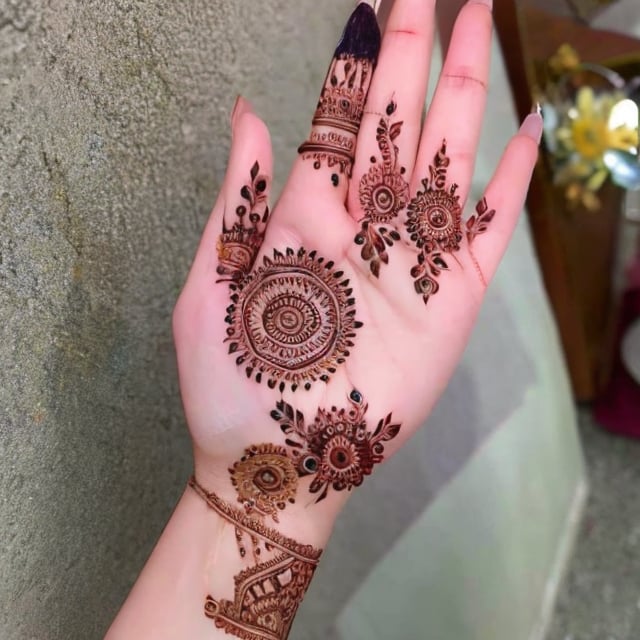 1hand, designing mehndi, mehndi, compact design,  showing hands, perfect fingers,