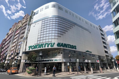 東急ハンズ三宮店前 In front of Tokyu Hands Sannomiya store SD15 by swingwings on Tensor.Art