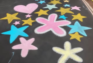 Ch4lk4rt, a very soft and fluffy blurry colorful chalk art of Winnie the Poo, many hearts and stars, black background
