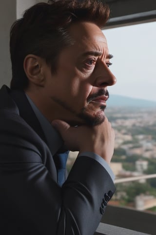 Tony Stark pensativo, observando el horizonte desde el balcón de su mansión