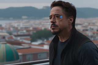 Tony Stark pensativo, observando el horizonte desde el balcón de su mansión. Toma panorámica