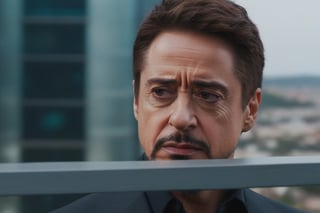 Tony Stark pensativo, observando el horizonte desde el balcón de su mansión