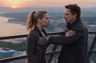 Tony Stark y Natsaha Romanoff (Scarlet Johansson) observando el atardecer desde el balcón de su mansión. Toma panorámica,photo r3al